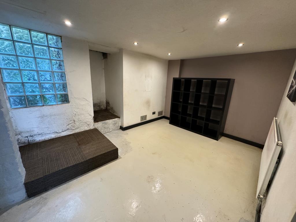 Lot: 121 - VACANT TERRACE PROPERTY WITH POTENTIAL - Lower ground floor rear